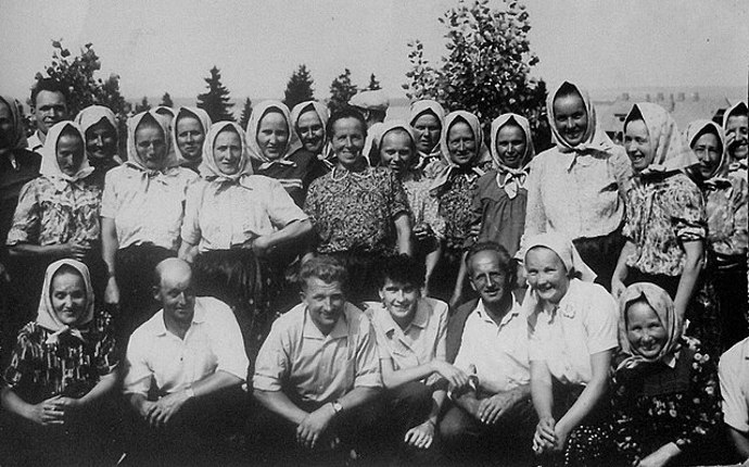 Brigády byly prezentovány jako dobrovolná pomoc, ve skutečnosti se jim jen těžko vyhýbalo. Práce zdarma nebo za minimální odměnu byla běžnou součástí života.
Brigády byly prezentovány jako dobrovolná pomoc, ve skutečnosti se jim jen těžko vyhýbalo. Práce zdarma nebo za minimální odměnu byla běžnou součástí života.