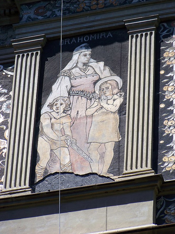 Po smrti knížete Vratislava I. převzala Drahomíra roli regentky a rozhodovala o směřování přemyslovského státu. Její vláda však vyvolávala spory kvůli napětí mezi pohanskými tradicemi a křesťanstvím.
