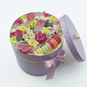 Krabice naplněná čerstvými květinami (+ 3 ks makronek), květinářství Le Bouquet, 700 Kč, www.le-bouquet.cz Krabice naplněná čerstvými květinami (+ 3 ks makronek), květinářství Le Bouquet, 700 Kč, www.le-bouquet.cz