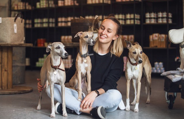 Naše kariéra: Začalo to vychytanými psími sušenkami,” říkají majitelé Pet Farm Family Naše kariéra: Začalo to vychytanými psími sušenkami,” říkají majitelé Pet Farm Family