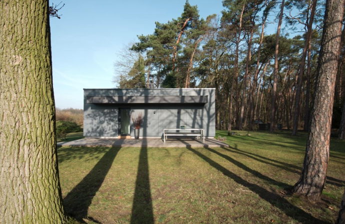 Zadáním pro architekty bylo vytvořit pohodlné bydlení pro manželský pár s minimálním zásahem do okolní přírody, zachování stávajících dispozic, podlah a dveří a to všechno na zalesněném pozemku v úzkém kontaktu s okolní přírodou.
Zadáním pro architekty bylo vytvořit pohodlné bydlení pro manželský pár s minimálním zásahem do okolní přírody, zachování stávajících dispozic, podlah a dveří a to všechno na zalesněném pozemku v úzkém kontaktu s okolní přírodou.