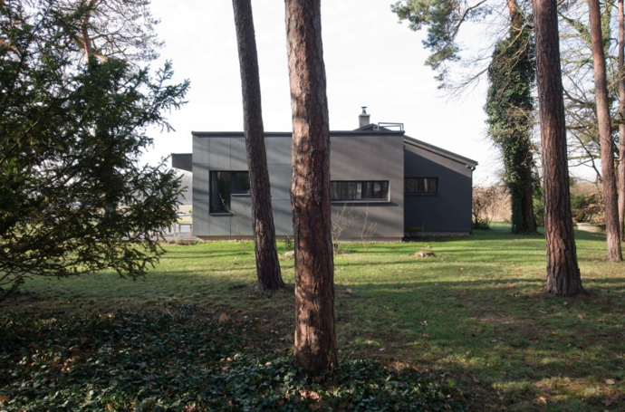 Zadáním pro architekty bylo vytvořit pohodlné bydlení pro manželský pár s minimálním zásahem do okolní přírody, zachování stávajících dispozic, podlah a dveří a to všechno na zalesněném pozemku v úzkém kontaktu s okolní přírodou.
Zadáním pro architekty bylo vytvořit pohodlné bydlení pro manželský pár s minimálním zásahem do okolní přírody, zachování stávajících dispozic, podlah a dveří a to všechno na zalesněném pozemku v úzkém kontaktu s okolní přírodou.