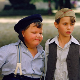 Adam Novák s hercem Jakubem Hladíkem v seriálu Bylo nás pět (1994)
