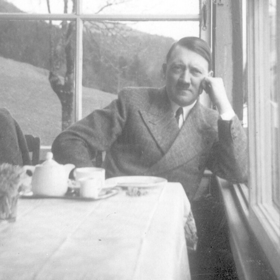 Eva s Hitlerem roce 1935
Eva s Hitlerem roce 1935