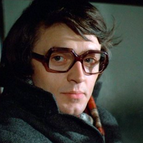 Vlastimil Harapes ve filmu Jak vytrhnout velrybě stoličku
