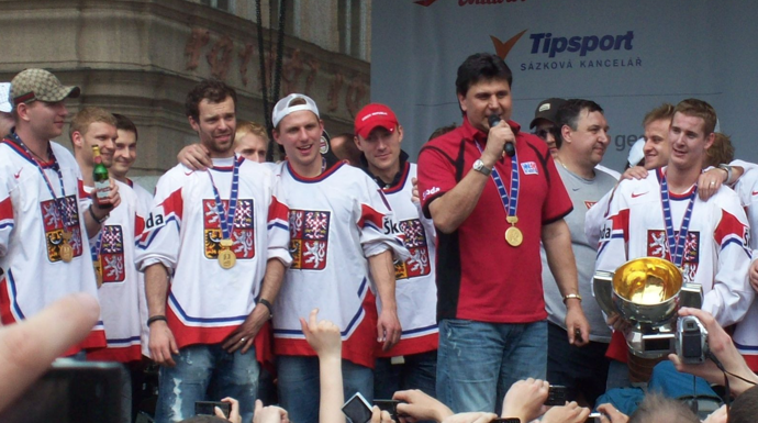Vladimír se svými zlatými hochy na oslavách titulu v roce 2010
Vladimír se svými zlatými hochy na oslavách titulu v roce 2010