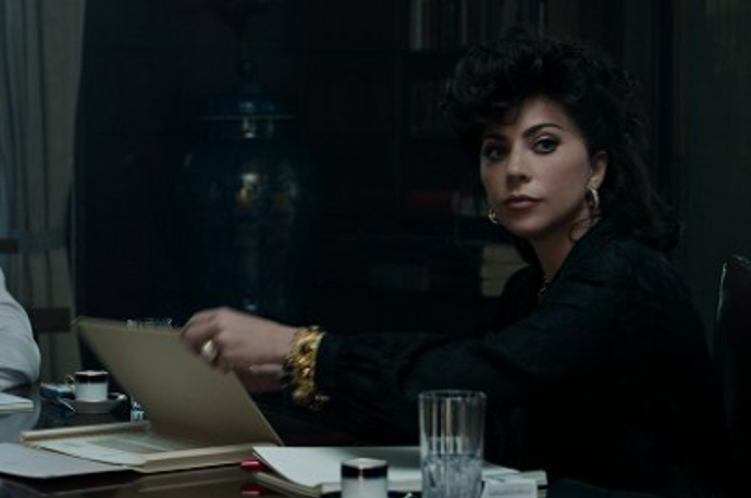 Záběry z filmu Klan Gucci, kde si Patrizii Reggiani zahrála Lady Gaga
