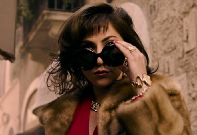 Záběry z filmu Klan Gucci, kde si Patrizii Reggiani zahrála Lady Gaga
