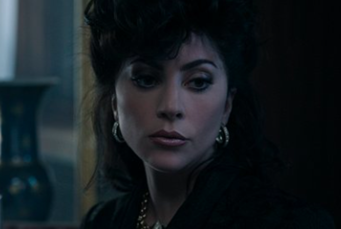 Záběry z filmu Klan Gucci, kde si Patrizii Reggiani zahrála Lady Gaga
