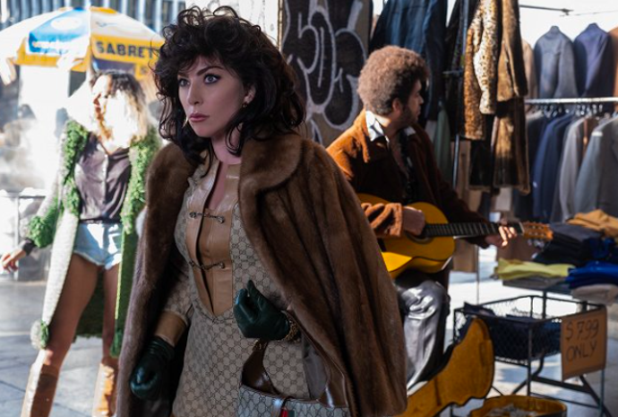 Záběry z filmu Klan Gucci, kde si Patrizii Reggiani zahrála Lady Gaga
