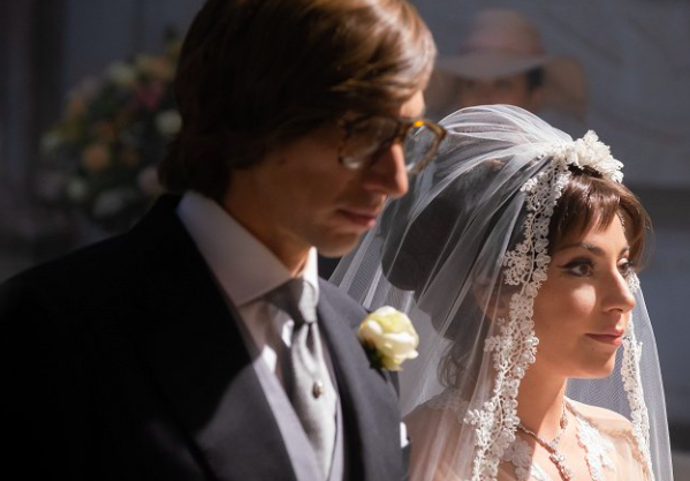 Záběry z filmu Klan Gucci, kde si Patrizii Reggiani zahrála Lady Gaga
