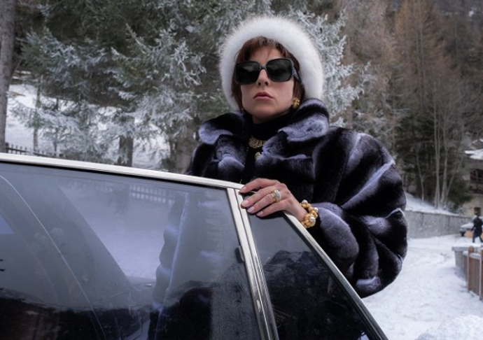 Záběry z filmu Klan Gucci, kde si Patrizii Reggiani zahrála Lady Gaga
