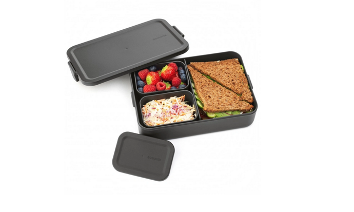 Chytrá kuchyňská váha s Bluetooth Sencor SKS 707x vás díky aplikaci Sencor FOOD jednoduše a napřímo propojí s jednou z největších databází potravin. Sportovci a fanoušci zdravého životního stylu tak snadno získají detailní přehled o nutričních hodnotách konzumovaných potravin. Váha pomůže i všem, kteří potřebují detailně znát poměr výživových složek v tom, co jedí z důvodů zdravotního omezení. Kolik sacharidů obsahuje 400g jablíčko? Kolik tuku a bílkovin obsahuje chystaný steak? Chytrá kuchyňská váha vám to řekne velmi přesně. Nejvěrnějším parťákem bude chytrá váha Sencor každému, kdo se buď rozhodl pro zdravější životní styl, nebo třeba jen shodit pár přebytečných kil.

Sencor, 999 Kč
