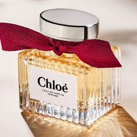 L'Eau de Parfum Intense, 50ml za 3 270 Kč
V parfémované vodě L'Eau de Parfum Intense se snoubí sofistikovaná růže s bohatým zastoupením jemných dřevin. Vrací se k ikonické květině Chloé, která je v této vůni plná nuancí, bujná, smyslná a silnější než kdykoli předtím – je to symbol silné, inspirativní ženskosti Chloé.
L'Eau de Parfum Intense, 50ml za 3 270 Kč
V parfémované vodě L'Eau de Parfum Intense se snoubí sofistikovaná růže s bohatým zastoupením jemných dřevin. Vrací se k ikonické květině Chloé, která je v této vůni plná nuancí, bujná, smyslná a silnější než kdykoli předtím – je to symbol silné, inspirativní ženskosti Chloé.