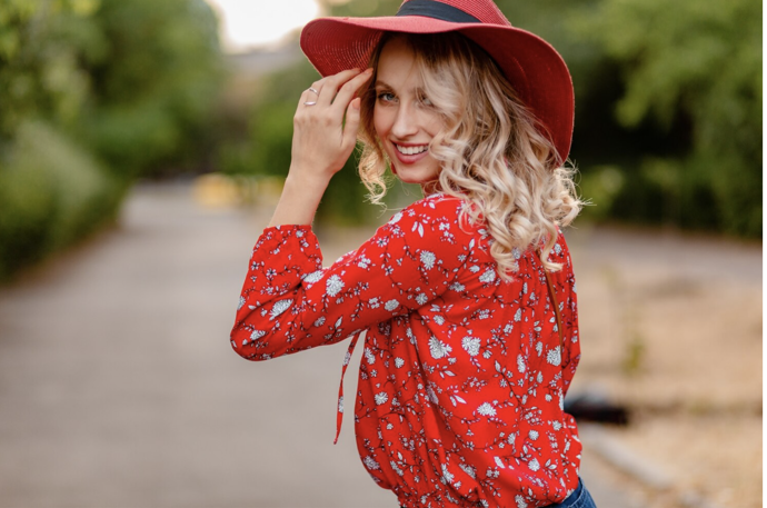 Jemné vlasy mohou získat na objemu použitím lehkých stylingových přípravků, které nezatěžují, jako jsou spreje s mořskou solí pro plážové vlny.
