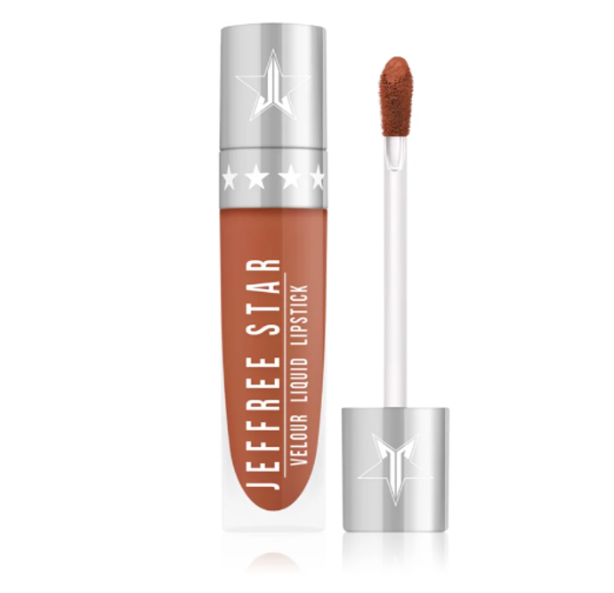 Hnědý lesk na rty, Jeffree Star Cosmetics, 387 Kč
