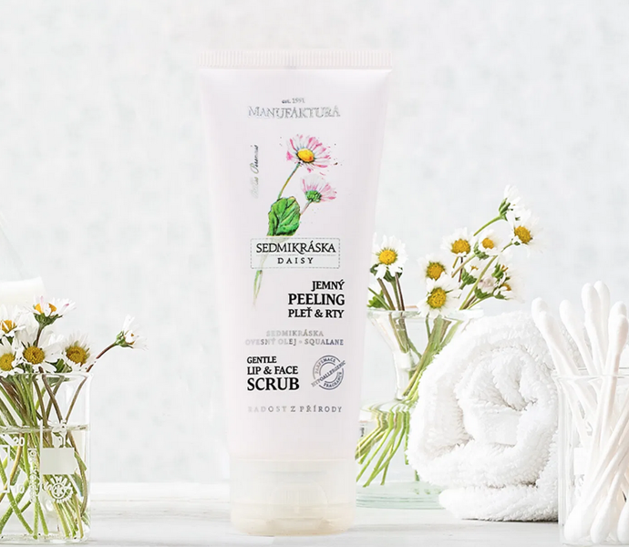 Jemný čisticí peeling na obličej a rty se sedmikráskou, jemnými bambusovými částicemi a cennými přírodními oleji poskytuje citlivé pleti a rtům dokonalou očistu, odstranění odumřelých buněk a regeneraci. Pravidelná aplikace pleťových peelingů je klíčová pro udržení mladistvé pleti. Napomáhá uvolnit ucpané póry, vyhladit texturu pokožky, snížit výskyt nedokonalostí, podpořit rovnoměrný tón pleti a zlepšit vstřebávání dalších kosmetických produktů. 239 Kč
