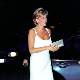 Diana v roce 1995 v šatech Versace.
Diana v roce 1995 v šatech Versace.