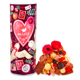Elixír z lásky, Mixit, 279 Kč (600 g)
Limitka Mixit Elixír z lásky obsahuje müsli s růžovou čokoládou Ruby, lyofilizovanými jahodami, borůvkami a malinami a přírodním afrodiziakem guaranou.
Elixír z lásky, Mixit, 279 Kč (600 g)
Limitka Mixit Elixír z lásky obsahuje müsli s růžovou čokoládou Ruby, lyofilizovanými jahodami, borůvkami a malinami a přírodním afrodiziakem guaranou.