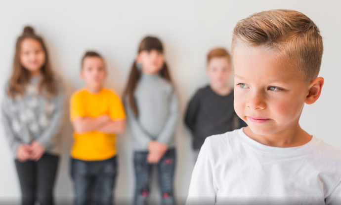 Skleněné dítě je potomek, kterého jeho rodiče přehlíží nebo dokonce mohou zanedbávat z důvodu péče o jeho sourozence se speciálními potřebami nebo chronickým onemocněním.
Skleněné dítě je potomek, kterého jeho rodiče přehlíží nebo dokonce mohou zanedbávat z důvodu péče o jeho sourozence se speciálními potřebami nebo chronickým onemocněním.