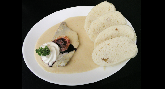 Vidíte, i omáčka u svíčkové nemusí mít vždy stejnou barvu... Jiná rodina, jiný recept...
