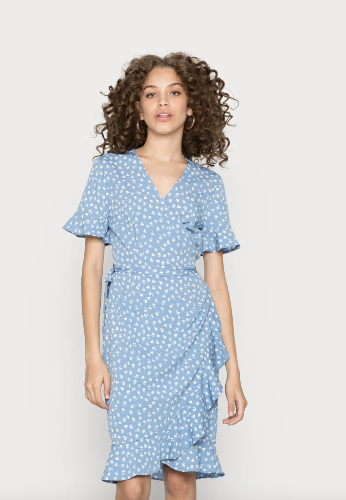 zavinovací šaty s jemným vozem, Only / Zalando, 720 Kč
