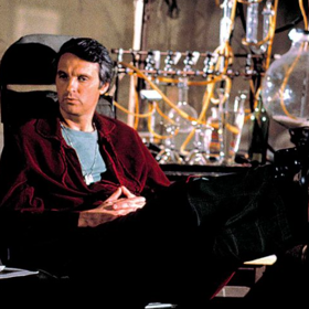 Herec Alan Alda ve své kultovní roli lékaře Hawkeyeho Pierce v seriálu M.A.S.H.
Herec Alan Alda ve své kultovní roli lékaře Hawkeyeho Pierce v seriálu M.A.S.H.