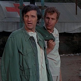 Herec Alan Alda ve své kultovní roli lékaře Hawkeyeho Pierce v seriálu M.A.S.H.
Herec Alan Alda ve své kultovní roli lékaře Hawkeyeho Pierce v seriálu M.A.S.H.