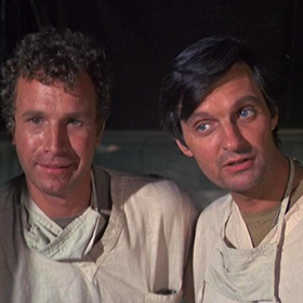 Herec Alan Alda ve své kultovní roli lékaře Hawkeyeho Pierce v seriálu M.A.S.H.
Herec Alan Alda ve své kultovní roli lékaře Hawkeyeho Pierce v seriálu M.A.S.H.