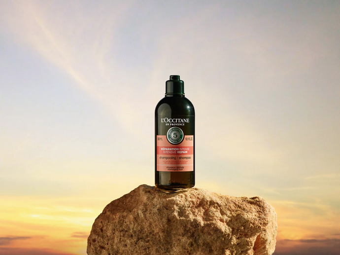 Obnovte krásu svých vlasů silou esenciálních olejů. Regenerační šampon L’Occitane Aromachologie jich obsahuje hned 5. V kombinaci s ovesnými aminokyselinami a provitaminem B5 zvládne napravit i velmi poškozené suché vlasy a poskytne jim důkladnou ochranu. Po použití budou jako z reklamy – pružné, silné a neodolatelně lesklé. 570 Kč
Obnovte krásu svých vlasů silou esenciálních olejů. Regenerační šampon L’Occitane Aromachologie jich obsahuje hned 5. V kombinaci s ovesnými aminokyselinami a provitaminem B5 zvládne napravit i velmi poškozené suché vlasy a poskytne jim důkladnou ochranu. Po použití budou jako z reklamy – pružné, silné a neodolatelně lesklé. 570 Kč