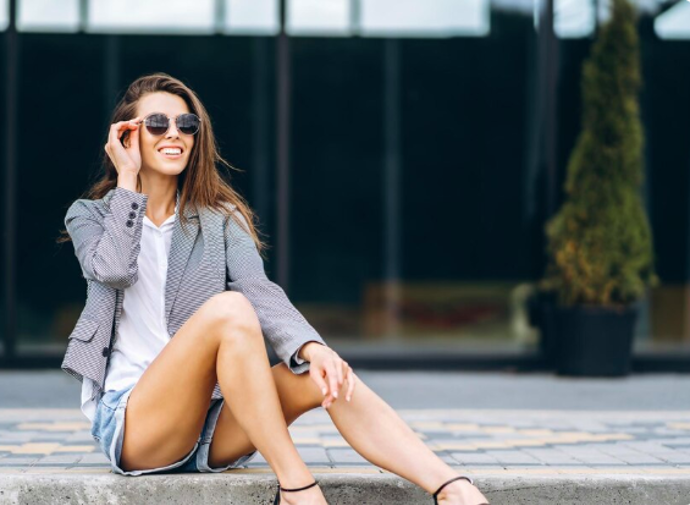 Lněné sako se v posledních letech proměnilo z něčeho, co připomínalo hippie styl nebo prázdniny na chalupě, na žádaný módní kousek. 
