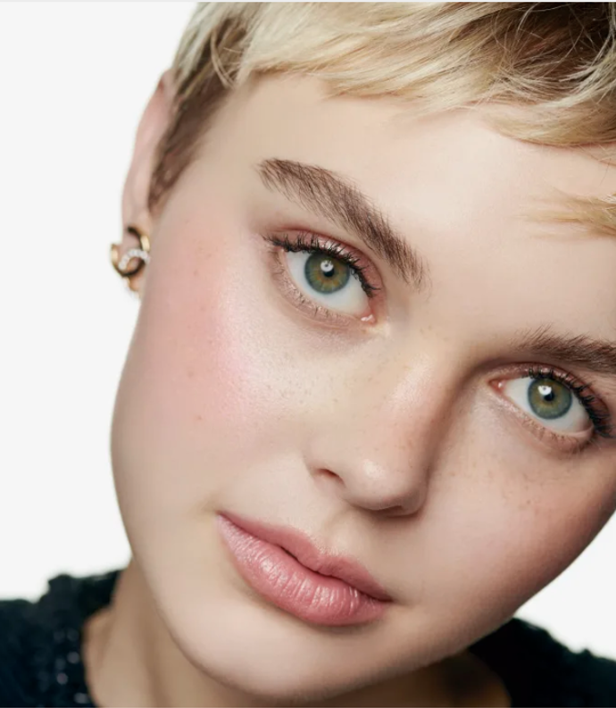 K vytvoření jemného looku stačí jede produkt - multifunkční tyčinka od Chanel.
