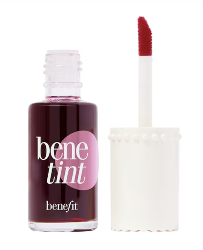Ikonický tint na tváře a rty Benetint, Benefit, 690 Kč (prodává například Sephora)

