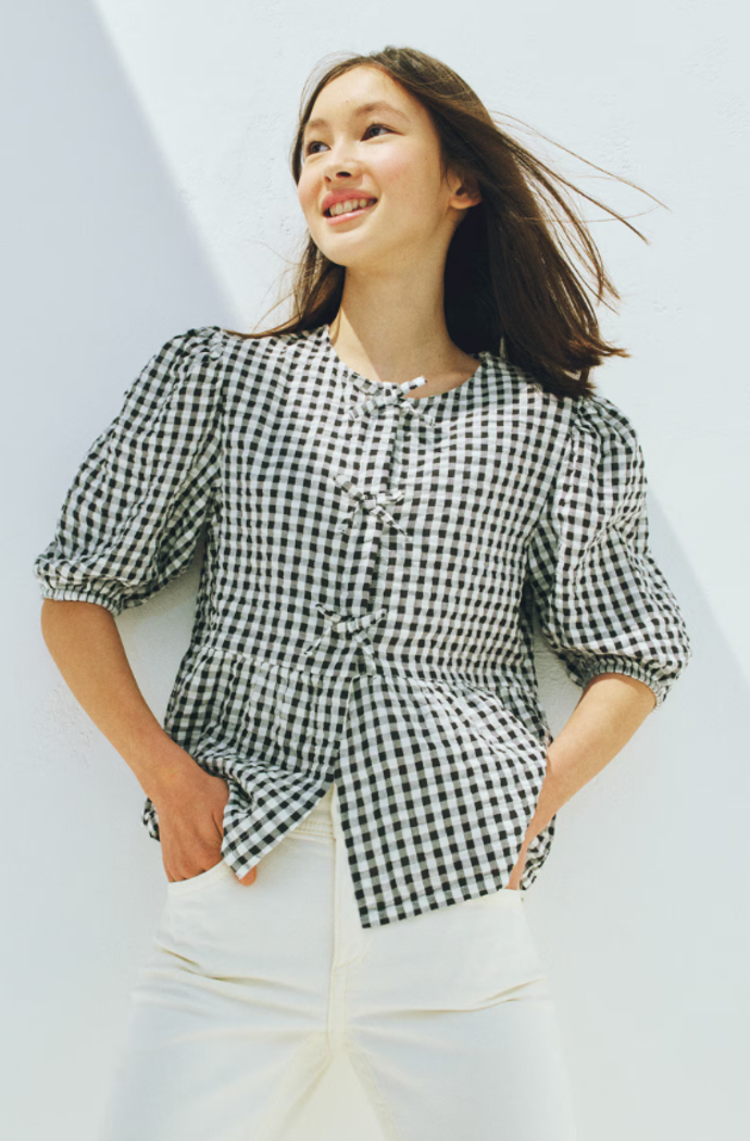 Bavlněná halenka z tkaniny seersucker s volánem, H&M, 249 Kč
Bavlněná halenka z tkaniny seersucker s volánem, H&M, 249 Kč