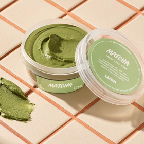 Maska Matcha je nabitá živinami pro hebkost a zdravý jas. Spirulina a matcha jsou bohatým zdrojem antioxidantů, látek, které mohou pomáhat chránit pleť před okolními vlivy. Čerstvá citronová šťáva je plná vitaminu C a hojná dávka veganského glycerinu udržuje pleť pružnou a hydratovanou. 385 Kč
Maska Matcha je nabitá živinami pro hebkost a zdravý jas. Spirulina a matcha jsou bohatým zdrojem antioxidantů, látek, které mohou pomáhat chránit pleť před okolními vlivy. Čerstvá citronová šťáva je plná vitaminu C a hojná dávka veganského glycerinu udržuje pleť pružnou a hydratovanou. 385 Kč