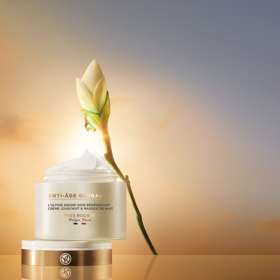 Péče Yves Rocher Anti-Age Global lze aplikovat jako denní i noční krém, a navíc také jako noční maska. V čem tkví její tajemství? Působí přímo v jádru pleti, kde napomáhá buněčné regeneraci již během 72 hodin od použití. Po 1. měsíci tak redukuje známky stárnutí a zanechává pleť pevnější. 1690 Kč
Péče Yves Rocher Anti-Age Global lze aplikovat jako denní i noční krém, a navíc také jako noční maska. V čem tkví její tajemství? Působí přímo v jádru pleti, kde napomáhá buněčné regeneraci již během 72 hodin od použití. Po 1. měsíci tak redukuje známky stárnutí a zanechává pleť pevnější. 1690 Kč