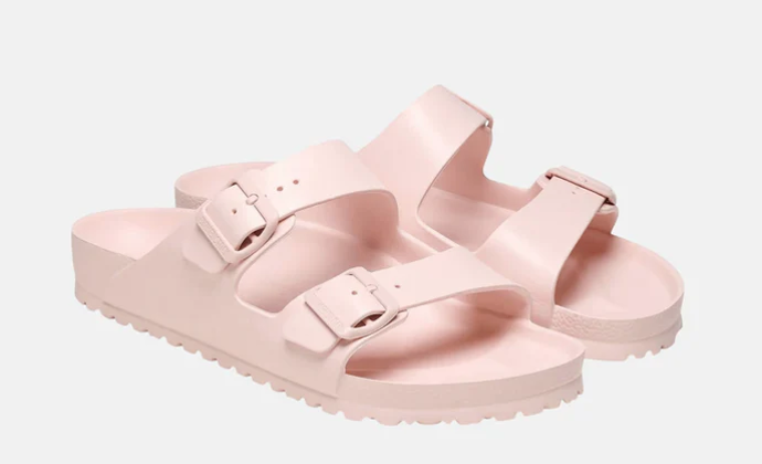Pantofle Birkenstock Arizona EVA jsou vyrobené z mimořádně lehkého a poddajného materiálu EVA. Ten je vysoce kvalitní, neobsahuje žádné škodlivé látky a dokáže neutralizovat pachy. Boty tak mají spoustu výhod: jsou ultra lehké, voděodolné a dají se omýt vodou, takže je snadné o ně pečovat. 1147 Kč
