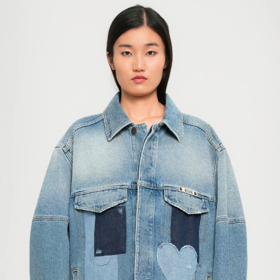 Džínová bunda, MOSCHINO, 26400 Kč
Džínová bunda, MOSCHINO, 26400 Kč
