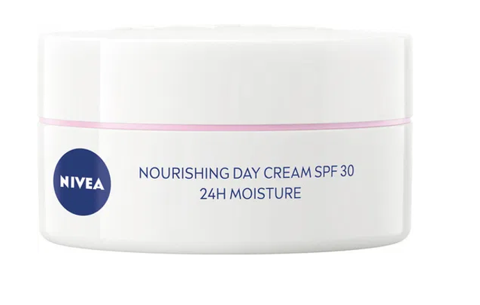 NIVEA Essential okamžitě poskytuje pleti potřebné živiny a vyplňuje ji. Ochranný faktor SPF 30 ji pak ochraňuje před UVA i UVB zářením, a chrání tak váš obličej před předčasným stárnutím a hyper-pigmentací. Obsažené antioxidanty zamezují působení volných radikálů a vnějších nepříznivých vlivů.159 Kč
NIVEA Essential okamžitě poskytuje pleti potřebné živiny a vyplňuje ji. Ochranný faktor SPF 30 ji pak ochraňuje před UVA i UVB zářením, a chrání tak váš obličej před předčasným stárnutím a hyper-pigmentací. Obsažené antioxidanty zamezují působení volných radikálů a vnějších nepříznivých vlivů.159 Kč