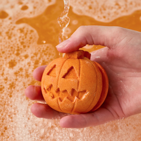 Vyhraďte si o letošním Halloweenu čas na péči o sebe – s báječně zvláčňující pěnou do koupele Pumpkin Crumble s dýňovým pyré. Dýňové pyré pomáhá zanechávat pokožku pružnou. Fair trade bambucké máslo pokožku zjemňuje a hydratuje. Citrusové esenciální oleje zlepšují náladu. 280 Kč
