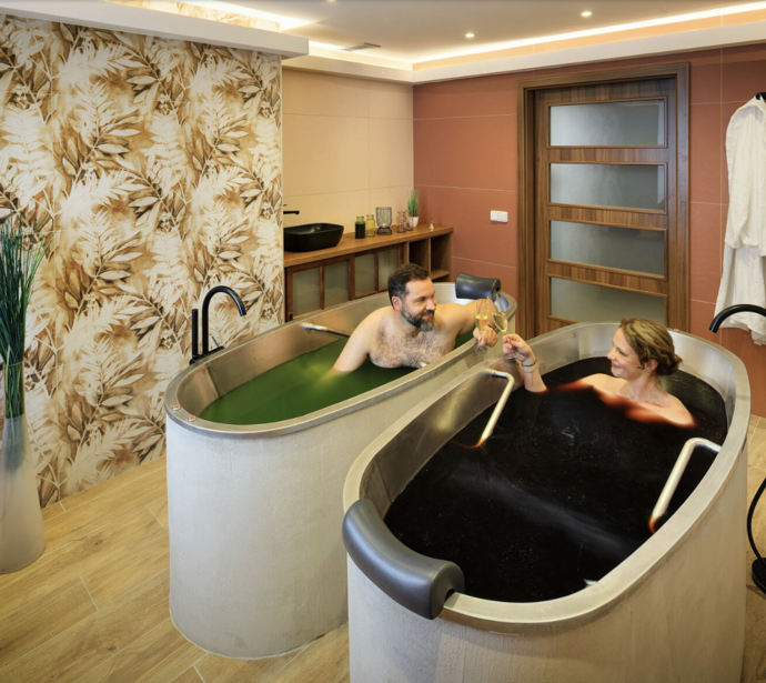 Voucher na pobyt v hotelu Zlatá hvězda v Třeboni

Relaxaci na té nejvyšší úrovni si můžete užít v moderní SPA zóně u Hotelu Zlatá hvězda. Nabízí ideální útočiště pro tělo i duši. V nabídce je řada procedur balneoterapie, od rašelinových koupelí, přes zábaly až po procedury s využitím chlorelly. Obdarujte své blízké nebo si dopřejte wellness pobyt sami pro sebe.

