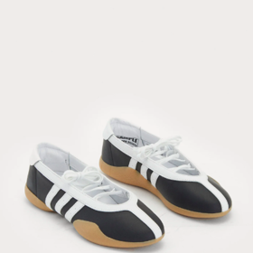 Tenisky, adidas Originals, 2400 Kč
Tenisky, adidas Originals, 2400 Kč