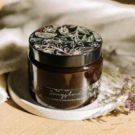 BLÍŽENCI
Sójová svíčka Smyslná, Votree Candle, 669 Kč
Sladký a květinový charakter ylang ylang je dokonale vyvážen s bylinným, jemně sladkým a zemitým gerániem a kapkou svěžího bergamotu. Tyto vonné komponenty společně vytváří harmonickou afrodiziakální atmosféru.
BLÍŽENCI
Sójová svíčka Smyslná, Votree Candle, 669 Kč
Sladký a květinový charakter ylang ylang je dokonale vyvážen s bylinným, jemně sladkým a zemitým gerániem a kapkou svěžího bergamotu. Tyto vonné komponenty společně vytváří harmonickou afrodiziakální atmosféru.