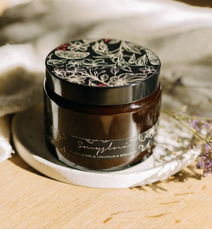 BLÍŽENCI

Sójová svíčka Smyslná, Votree Candle, 669 Kč

Sladký a květinový charakter ylang ylang  je dokonale vyvážen s bylinným, jemně sladkým a zemitým gerániem a kapkou svěžího bergamotu. Tyto vonné komponenty společně vytváří harmonickou afrodiziakální atmosféru.
