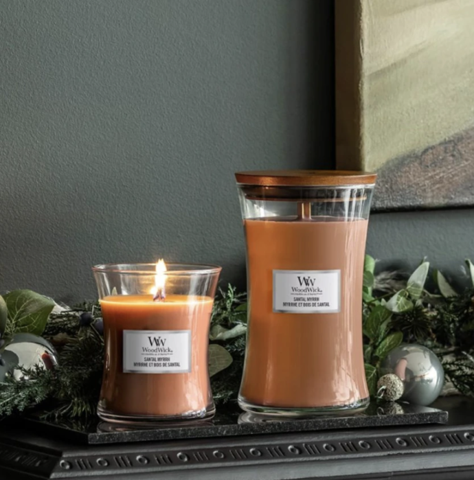 ŠTÍR

Vonná svíčka WoodWick Santal Myrrh, malá, 267 Kč

Vnese do vašeho domova dřevitou vůni mahagonu a santalu společně se svěží kombinací citrónu, eukalyptu a vanilky. Svíčka má unikátní dřevěný knot Pluswick, který při hoření jemně praská a má extra zářivý plamen – budete si tak připadat, jako by vedle vás právě hořel zapálený krb. Příjemná vůně navíc provoní celou místnost a bude požitkem pro vaše smysly.

