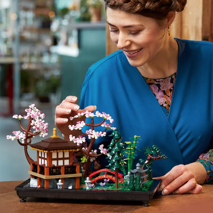 Vytvořte půvabný kousek na výstavku doma nebo v kanceláři se stavebnicí pro dospělé LEGO® Icons Tichá zahrada. 2499 Kč
