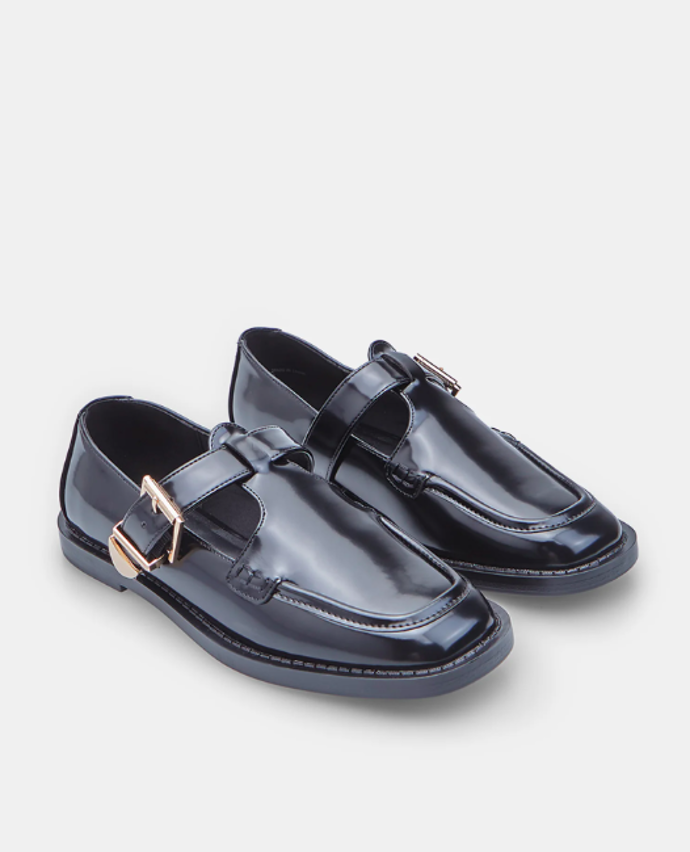 Polobotky s přezkami, Bata, 699 Kč
