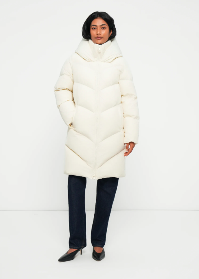 Bílá bunda, Guess, 7680 Kč
