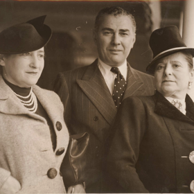 Helena Rubinstein (vpravo) se svým druhým manželem gruzínským princem Gurielli Tchkoniem, fotografováno v roce 1938 v Sidney.
Helena Rubinstein (vpravo) se svým druhým manželem gruzínským princem Gurielli Tchkoniem, fotografováno v roce 1938 v Sidney.