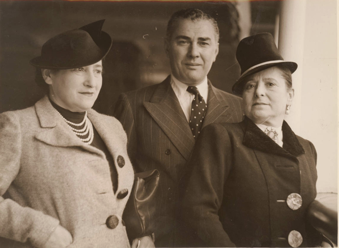 Helena Rubinstein (vpravo) se svým druhým manželem gruzínským princem Gurielli Tchkoniem, fotografováno v roce 1938 v Sidney.
Helena Rubinstein (vpravo) se svým druhým manželem gruzínským princem Gurielli Tchkoniem, fotografováno v roce 1938 v Sidney.